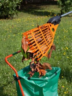 Magic Fly® Leaf Rake 8 Magic Fly® Leaf Rake -Garden Outfitters Store 3 4 crop 8611047 05V tif